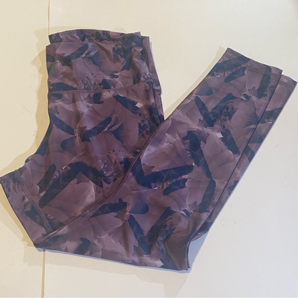 Crivit leggings SZ L GUC, polyester/Lycra blend nice weight, abstract floral - Picture 3 of 11